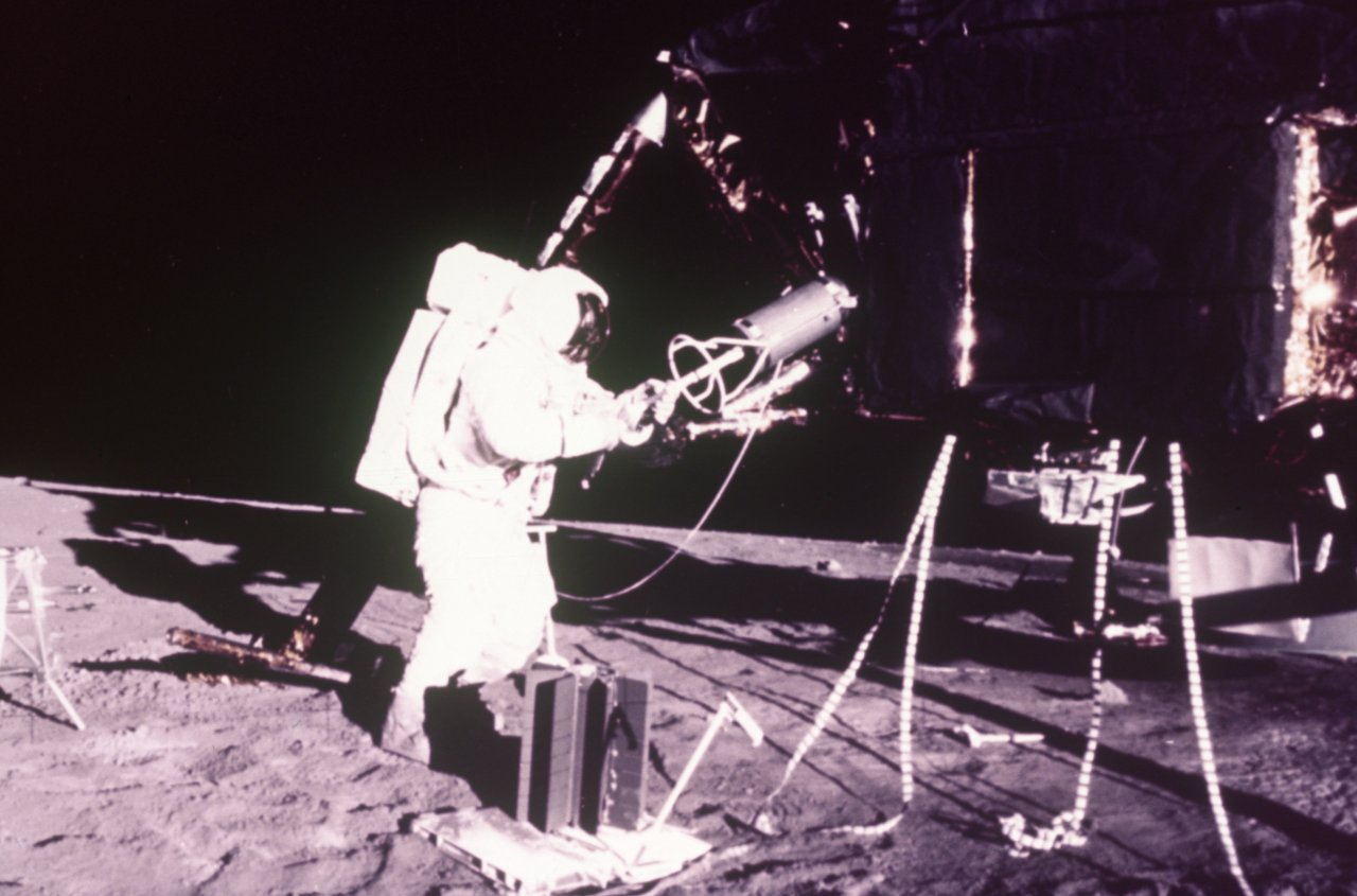 119 Apollo 12 Bean Removes plutonium from protective sleeve -s